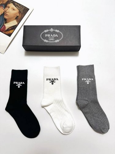 配包装 一盒3 双 Prada 经典字母Logo纯棉 中筒袜 经典配色个性时尚 Ins爆款！专柜在售Ing 好看到爆炸 ！超高品质！经典不过时！潮人必不能少的专