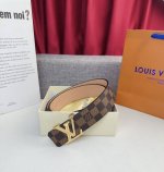 特 P160 品牌： Lv 4.0新款板扣进口头层小牛皮，手感细腻柔软。搭配纯钢精品钢平滑扣，男士必备！宽度：4.0Cm钢平滑扣皮带