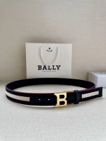 3.4宽 巴利〖Bally〗男士休闲布配皮双用腰带 Tamal 融入了永恒经典的蓝白条纹，且具有充满现代感。固定式双面设计加上别具一格字母搭扣，助您打造百变造型