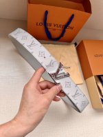 特 本款4.0宽 Lv Initiales 双面腰带响应当季 Taigarama 皮具系列的热烈号召，为 Monogram 帆布一面涂抹明快新色，另一面选用柔滑