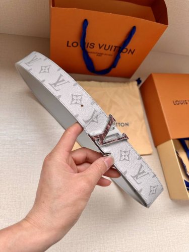 特 本款4.0宽 Lv Initiales 双面腰带响应当季 Taigarama 皮具系列的热烈号召，为 Monogram 帆布一面涂抹明快新色，另一面选用柔滑