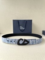 宽度3.5Cm Dior 这款砂黑 金 白 枪多色饰面 不锈钢腰带扣是春季男装系列新品 展示 Cd30 标志 灵感源自 B30 运动鞋 可与各式 35 毫米腰带