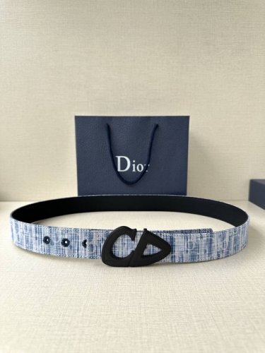 宽度3.5Cm Dior 这款砂黑 金 白 枪多色饰面 不锈钢腰带扣是春季男装系列新品 展示 Cd30 标志 灵感源自 B30 运动鞋 可与各式 35 毫米腰带