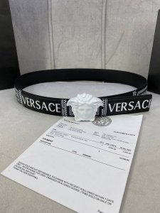 宽度4.0Cm Versace 范思哲 此款Palazzo腰带采用牛皮革面料制作，并饰有Le Pop Classique图案印花和标志性的美杜莎五金配件。