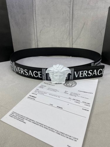 宽度4.0Cm Versace 范思哲 此款Palazzo腰带采用牛皮革面料制作，并饰有Le Pop Classique图案印花和标志性的美杜莎五金配件。