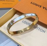 Louis Vuitton官网热款Monogram Lv手镯 Lv老花贴皮手环 顶级太钢材质 真空电镀性价比超高 满屏的高级感 单戴混搭风格都很高级