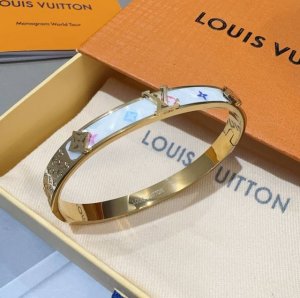 Louis Vuitton官网热款Monogram Lv手镯 Lv老花贴皮手环 顶级太钢材质 真空电镀性价比超高 满屏的高级感 单戴混搭风格都很高级