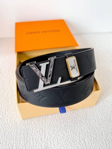 品名： Lv..路易..威登腰带皮带原单 型号：挂扣，经典纯钢材质镶钻挂扣，头层牛皮，图片实物拍摄 材料：头层牛皮，挂扣系列，纯钢材质扣头，钯镀电镀工艺永不掉色