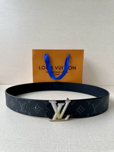 4.0宽 Lv Dimension 双面腰带将创意传承与华美街头风范共冶一炉，彰显创意总监 Pharrell Williams 的时尚远见。Monogram 帆