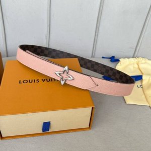 Lv 驢牌專櫃同步 全新原單女士腰帶系列 寬度30毫米 M0067 優雅的帆布設計搭配進口荔枝紋牛皮 可雙面佩戴 醒目的金銀色處飾有字母logo與花卉圓釘 別有