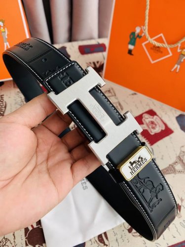 品名： 爱玛仕.Hermes原单 型号：挂扣，经典h拉丝纯钢质扣头，图片实物拍摄 材料：双面头层牛皮，挂扣系列，纯钢质扣头，钯镀电镀工艺五金永不掉色。带身可双面
