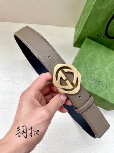 皮带宽度3.8Cmgucci在春夏系列，品牌标志性的双G菱形钢扣标识经重新诠释后，以光彩夺目的金色调呈现在这款男士黑色光面皮革腰带上。