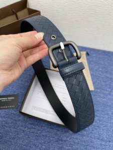 Bottega、Venta 葆蝶家 这家的产品上没有任何的Logo，但是人们还是可以一眼辨认出来，独特的Intrecciato编织技术非常独特，五金相呼应的编织