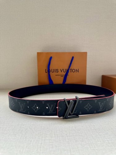 特 P170 4.0宽 Lv Tag 双面腰带采用 Monogram 帆布和素净牛皮革，结合细致边染工艺，实现更多造型可能。金属 Lv 搭扣的标签细节再添前卫格