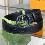 Gucci Signature皮革腰带 意大利原版皮 互扣式双G带扣腰带，采用热压印技术的Gucci Signature皮革精制而成，触感厚实，印花图案清晰分明