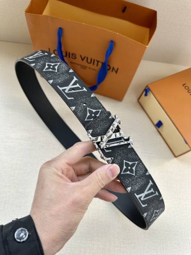特 本款4.0宽 Lv Initiales 双面腰带以大胆笔触解读经典设计。Monogram Faded 压纹帆布呈现做旧效果，柔滑皮革提供雅致选择。