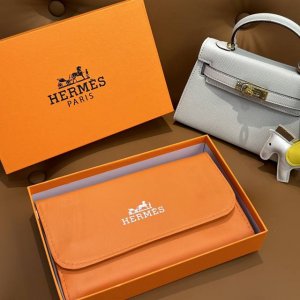 现货～HermèS 爱马仕 化妆刷羊毛散粉刷修容刷腮红刷粉底刷全套礼盒装 大牌化妆刷手感非常好，高端大气，非常非常推荐
