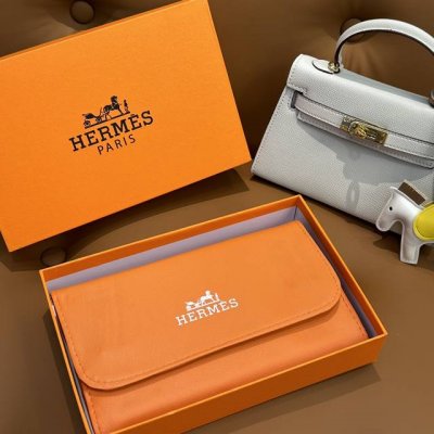 现货～HermèS 爱马仕 化妆刷羊毛散粉刷修容刷腮红刷粉底刷全套礼盒装 大牌化妆刷手感非常好，高端大气，非常非常推荐