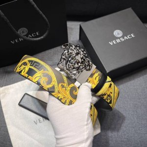 范思哲 宽4.0Cm 双面腰带，旋转扣，双面可用 新款男士皮革腰带，饰有立体La Medusa双面搭扣。皮带一面为光滑质地，另一面饰有棋盘格图案和Barocco