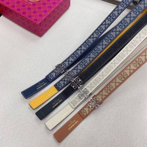 Tory Burch 托里.伯奇双面腰带，可滑动调节的标志性双 T Logo 黄铜搭扣，面层：品牌专用布 底层：牛皮革 适于佩戴在腰部或臀部上。宽度2.5Cm，