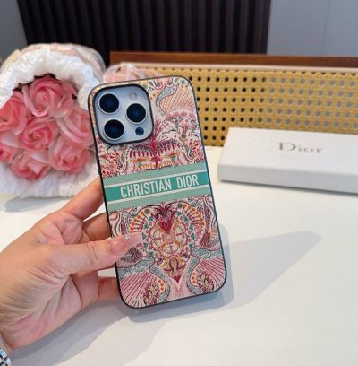 Dior官网同步原版贴皮手机壳爱之光Light Of Love 系列手机壳 型号：为了不出现报错型号，请打开本机查看手机设置显示的型号 Iphone16系列更新