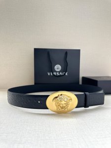 宽度：4.0Cm 范思哲 此款椭圆五金配件、腰带饰有标志性的versace美杜莎头像扣，彰显品牌格调。是一款精美的衣橱必备单品。