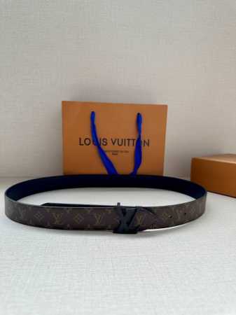 3.0宽Lv Flowergram Round 双面腰带以新颖视角解读路易威登经典元素，令圆瓣 Monogram 花卉化为瞩目金属搭扣。Monogram Emp - 点击图像关闭