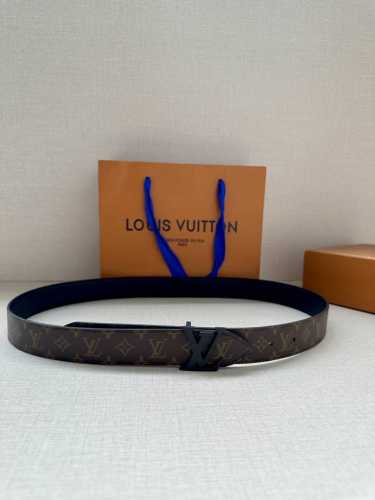 3.0宽Lv Flowergram Round 双面腰带以新颖视角解读路易威登经典元素，令圆瓣 Monogram 花卉化为瞩目金属搭扣。Monogram Emp