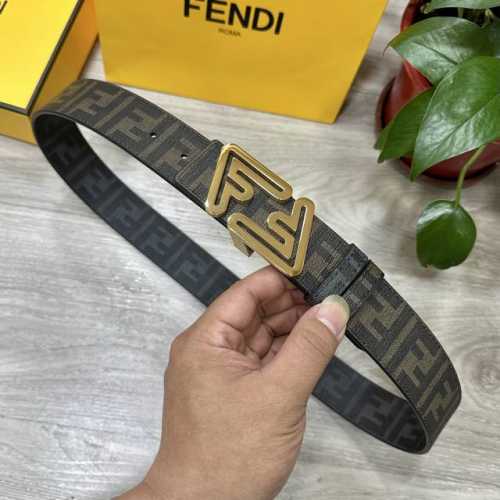 Fendi芬迪专柜同款 宽4.0Cm 双环正Ff按钉搭扣 黑色Cuoio Romano皮革材质 反面面料带有烟草黄和黑色Ff图案 黑色珐琅金属饰面 时尚经典 百