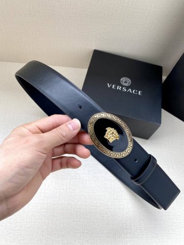 宽度4.0Cm 范思哲 此款平纹皮底 腰带饰有标志性的Versace美杜莎头像扣，彰显品牌格调。是一款精美的衣橱必备单品。