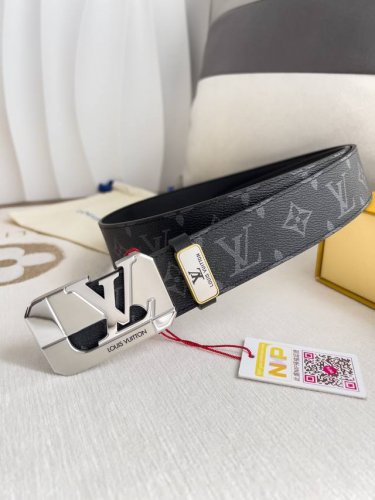 品名： Lv..路易..威登腰带皮带原单 型号：挂扣，经典纯钢材质面字母挂扣，头层牛皮，图片实物拍摄 材料：头层牛皮，挂扣系列，纯钢材质扣头，钯镀电镀工艺永不掉