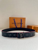 特 4.0宽 Lv Broken 双面腰带令 Lv 字母搭扣呈现锯齿状边缘，与腰带的边染色彩互为映衬。Monogram 图案帆布和牛皮革提供两式格调。