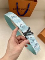 Lv Aqua 双面腰带为传统设计引入现实主义意趣。Monogram Aqua 帆布以 3D 水滴图案模糊 Monogram 图案的经典轮廓，将相同意境延续至