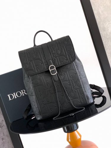 这款 Dior Daily 翻盖双肩背包是二零二五秋季男装系列新品，展现优雅实用的设计。Dior Gravity 印花效果皮革采用压花工艺将经典图案精致地呈现于