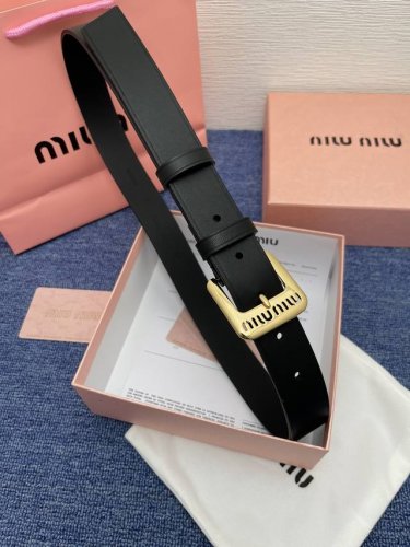特 缪缪Miumiu 全套包装 专柜新款 这款小牛皮腰带是提升别致造型品味的理想之选。镂空雕刻Logo徽标搭配方型针扣，手感柔软细腻,夏季裙子必备非常时尚百搭.