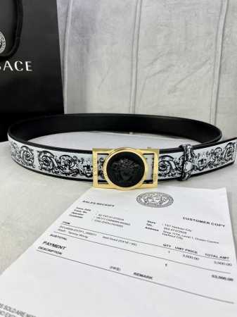 特 宽度4.0Cm Versace 范思哲 此款Palazzo腰带采用牛皮革面料制作，并饰有Le Pop Classique图案印花和标志性的美杜莎五金配件。 - 点击图像关闭