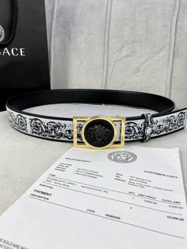 特 宽度4.0Cm Versace 范思哲 此款Palazzo腰带采用牛皮革面料制作，并饰有Le Pop Classique图案印花和标志性的美杜莎五金配件。