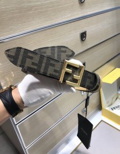 特 配送专柜包装 打孔针 宽35 Mm，原版提花Ff棕色织物皮带，纯手工包边 ，搭配原单钌钯电镀F扣，支持Nfc 原产皮料定制，质感无可挑剔，出众的细节，高清实