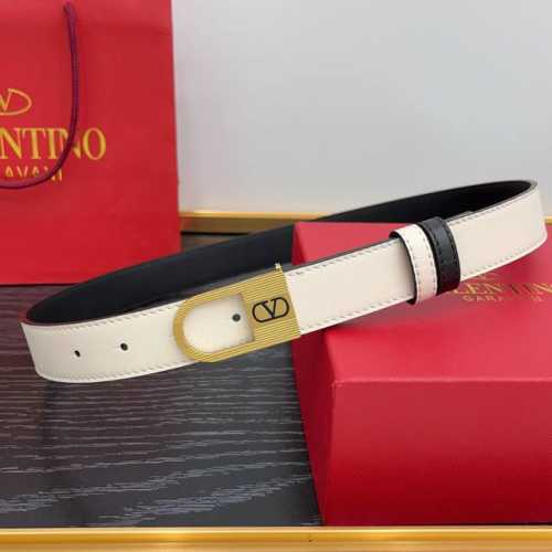 牛皮革腰带，复古黄铜做旧效果处理金属扣环，饰以珐琅 Vlogo Signature 细节 宽度：3.0Cm