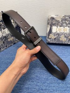 腰带 35 毫米兰色光滑牛皮革 编号: 4479Ruvje_H45E 这款腰带采用兰色光滑牛皮革精心制作，饰以金属覆层黄铜腰带扣，镌刻以藤格纹图案，结合优雅而时