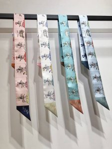 Phms2485 爱马仕 爱马仕巡游 Twilly小丝巾 爱马仕派对盛大开启。所有人齐聚圣诺雷奥福宝大道，带着各自最精致华丽的气球盛装亮相。一系列奇趣物件在蓝天