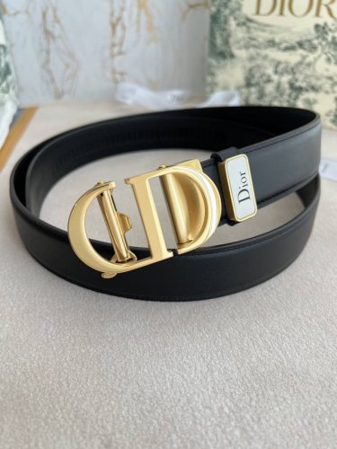 品名：迪奥. Dior 腰带自动带 皮带 型号：自动扣，纯钢材质自动扣，自动带身，图片实物拍摄 材料：百分百头层牛皮，保证真皮。24K纯钢扣专柜同等质量， 双面
