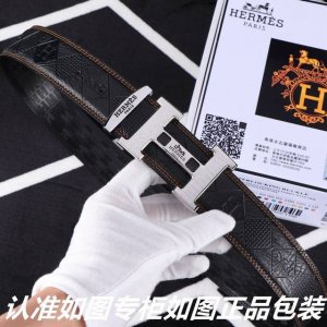 品名：爱玛仕.Her..Mes原单 型号：认准如图专柜包装，赠送打孔器 材料：百分百头层牛皮皮带，24K纯钢扣中间带Logo字母保证真皮。专柜同等质量， 送人自
