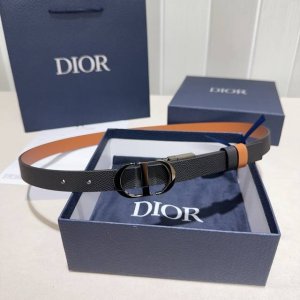 Christian Dior 迪奥 30 Montaigne 双面腰带 采用手掌纹搭配平纹双面头层牛皮精品纯铜扣头打造 柔软细腻，裙装大衣必备、双面可用,百搭大