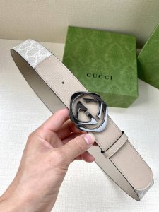 宽度4.0 Cm Gg Marmont系列每一季都会推陈出新，为灵感源于70年代的标志性原版Gg6.0Cm钢扣配件注入现代精髓。这款头层牛皮腰带 给你带来更多造