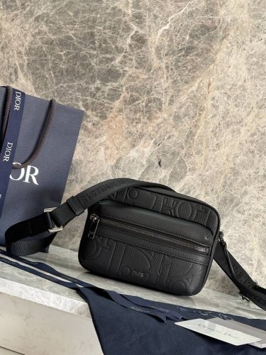 这款 Rider 2.0拉链式信使包实用而精巧，是日常生活的理想单品。Dior Gravity 印花效果皮革采用压花工艺将经典图案精致呈现于黑色牛皮革之上，正面