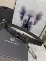 范思哲versace，这个经典的腰带由柔软的小牛皮制成，配有方形扣和精致的金属元素，路人上有希腊风格。3.5Cm宽