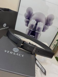 范思哲versace，这个经典的腰带由柔软的小牛皮制成，配有方形扣和精致的金属元素，路人上有希腊风格。3.5Cm宽