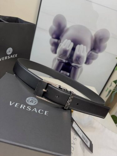 范思哲versace，这个经典的腰带由柔软的小牛皮制成，配有方形扣和精致的金属元素，路人上有希腊风格。3.5Cm宽