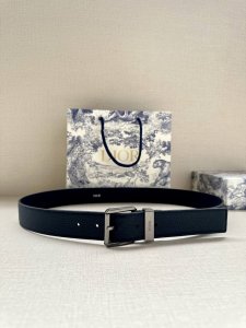 宽度3.5Cm Dior这款腰带采用黑色粒面牛皮革精心制作，搭配金属覆层黄铜腰带扣和镌刻“Dior”标志的调节环，可调节长度。优雅低调，可轻松搭配各式正装。